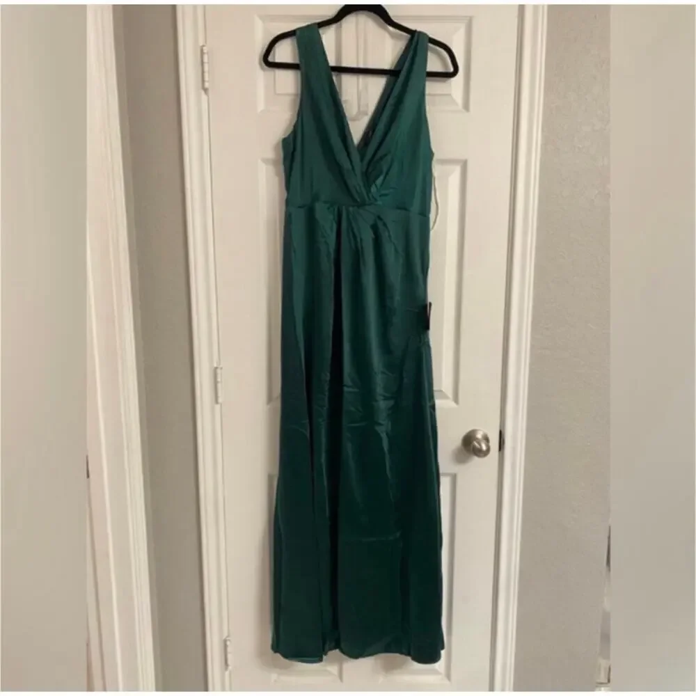 Lulus Formal Emerald Green Satin Gown Sleeveless Pleated Maxi Dress Size XS
